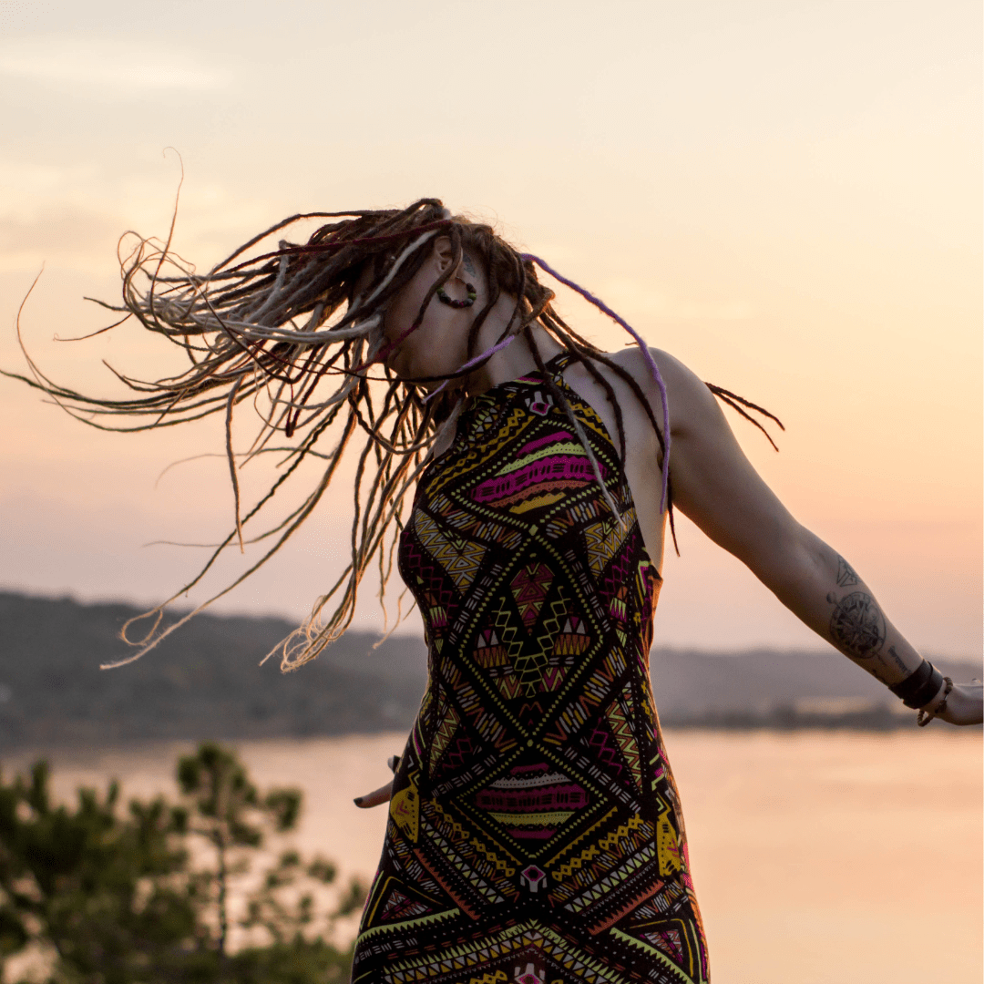 Entdecke das Lebensgefühl: Hippie-Girl vertieft in den Goa Psytrance Spirit. Ein Porträt, das Freiheit, Tanz und die tiefe Verbindung zur Musik einfängt.