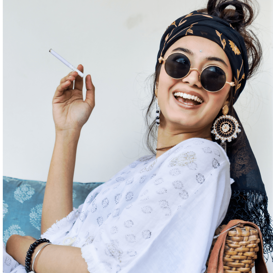 Entdecke das Lebensgefühl: Hippie-Girl vertieft in den Goa Psytrance Spirit. Ein Porträt, das Freiheit, Tanz und die tiefe Verbindung zur Musik einfängt.